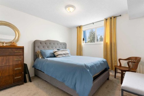 7612 35 Avenue Nw, Calgary, AB - Indoor Photo Showing Bedroom