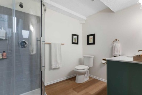 7612 35 Avenue Nw, Calgary, AB - Indoor Photo Showing Bathroom