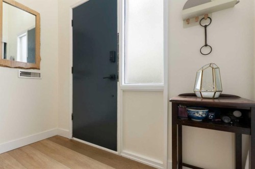 7612 35 Avenue Nw, Calgary, AB - Indoor Photo Showing Other Room