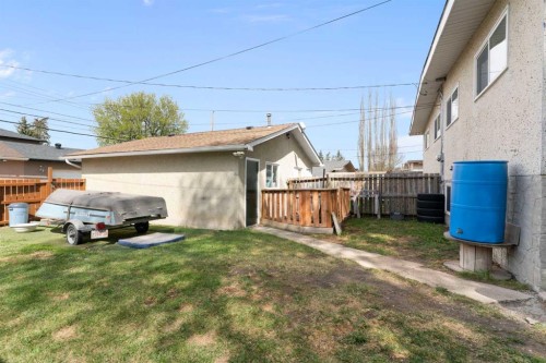 7612 35 Avenue Nw, Calgary, AB - Outdoor