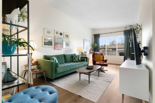 7612 35 Avenue Nw, Calgary, AB - Indoor Photo Showing Living Room