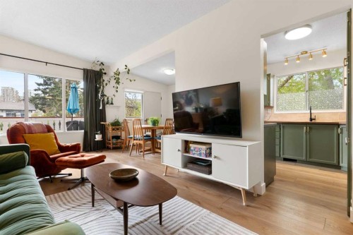 7612 35 Avenue Nw, Calgary, AB - Indoor Photo Showing Living Room