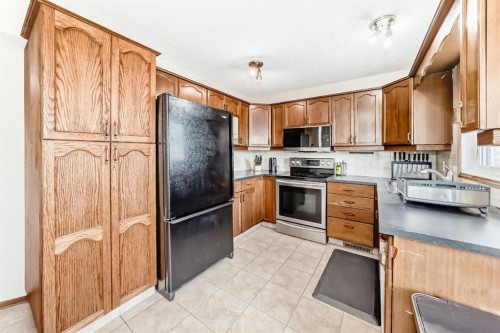 118 Sandpiper Way Nw, Calgary, AB - Indoor Photo Showing Kitchen