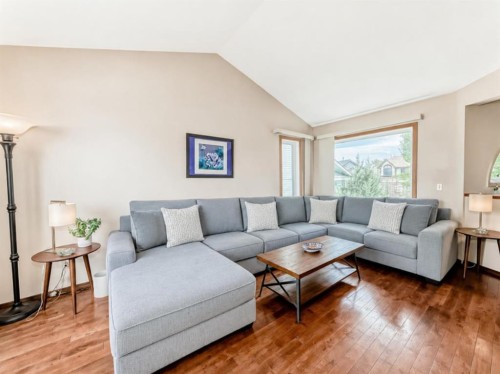 118 Sandpiper Way Nw, Calgary, AB - Indoor Photo Showing Living Room
