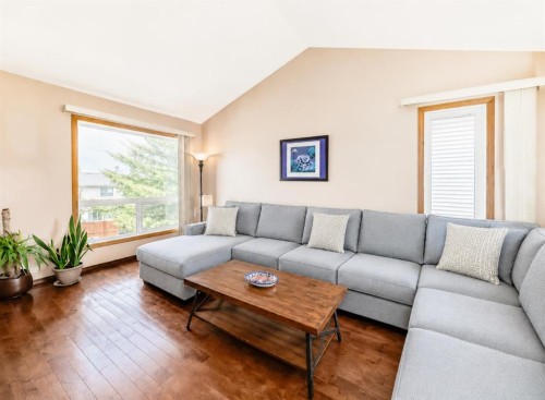 118 Sandpiper Way Nw, Calgary, AB - Indoor Photo Showing Living Room