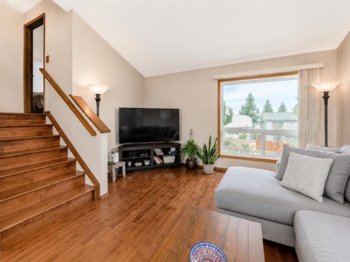 118 Sandpiper Way Nw, Calgary, AB - Indoor Photo Showing Living Room