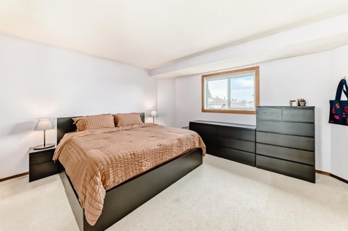 118 Sandpiper Way Nw, Calgary, AB - Indoor Photo Showing Bedroom