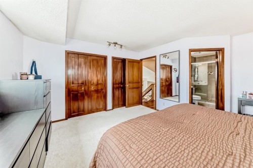 118 Sandpiper Way Nw, Calgary, AB - Indoor Photo Showing Bedroom