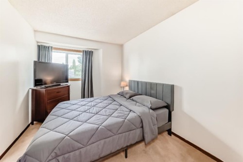 118 Sandpiper Way Nw, Calgary, AB - Indoor Photo Showing Bedroom