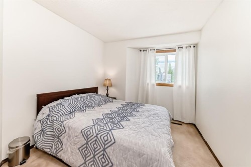 118 Sandpiper Way Nw, Calgary, AB - Indoor Photo Showing Bedroom