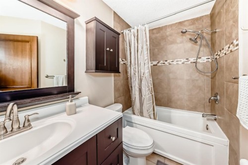 118 Sandpiper Way Nw, Calgary, AB - Indoor Photo Showing Bathroom