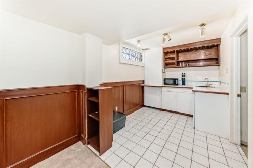 118 Sandpiper Way Nw, Calgary, AB - Indoor Photo Showing Kitchen