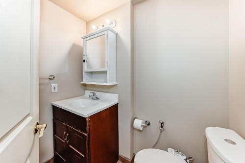 118 Sandpiper Way Nw, Calgary, AB - Indoor Photo Showing Bathroom