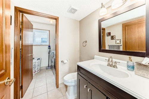 118 Sandpiper Way Nw, Calgary, AB - Indoor Photo Showing Bathroom