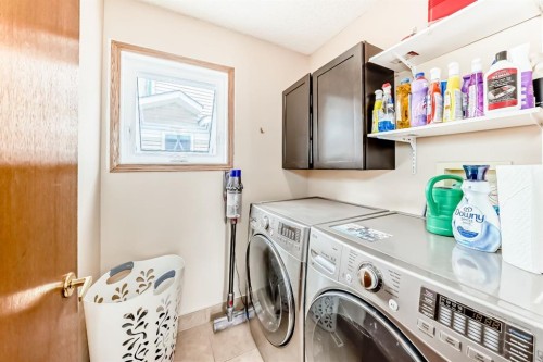 118 Sandpiper Way Nw, Calgary, AB - Indoor Photo Showing Laundry Room