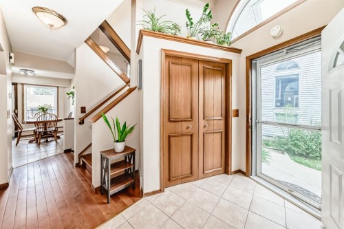 118 Sandpiper Way Nw, Calgary, AB - Indoor Photo Showing Other Room