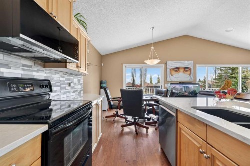 44 Bridlepost Green Sw, Calgary, AB - Indoor Photo Showing Kitchen