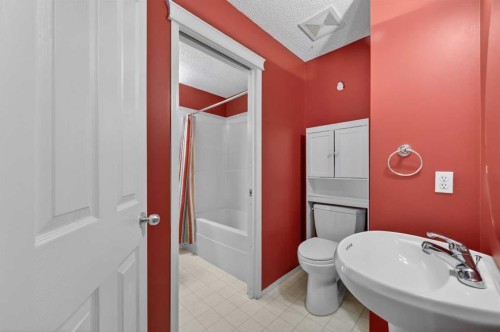 44 Bridlepost Green Sw, Calgary, AB - Indoor Photo Showing Bathroom