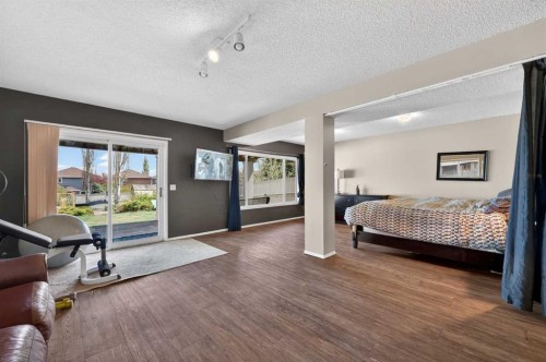 44 Bridlepost Green Sw, Calgary, AB - Indoor Photo Showing Bedroom
