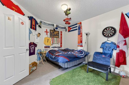 44 Bridlepost Green Sw, Calgary, AB - Indoor Photo Showing Bedroom