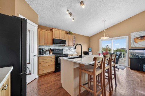 44 Bridlepost Green Sw, Calgary, AB - Indoor Photo Showing Kitchen