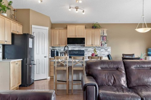 44 Bridlepost Green Sw, Calgary, AB - Indoor Photo Showing Kitchen