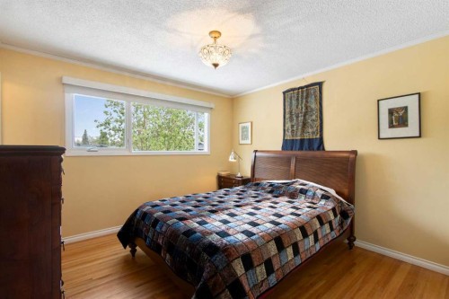 10811 Maplecrest Road Se, Calgary, AB - Indoor Photo Showing Bedroom