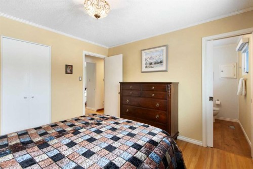 10811 Maplecrest Road Se, Calgary, AB - Indoor Photo Showing Bedroom