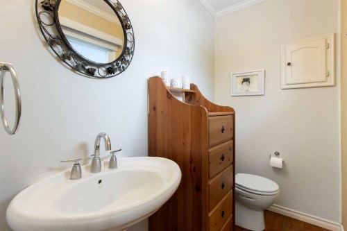 10811 Maplecrest Road Se, Calgary, AB - Indoor Photo Showing Bathroom