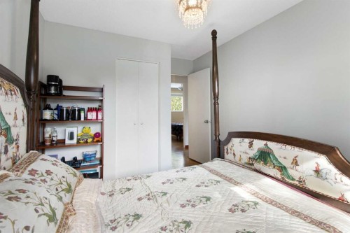10811 Maplecrest Road Se, Calgary, AB - Indoor Photo Showing Bedroom