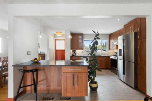 10811 Maplecrest Road Se, Calgary, AB - Indoor Photo Showing Kitchen