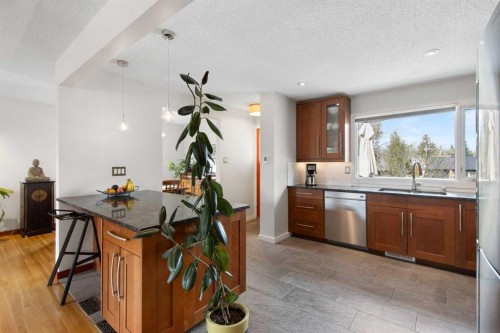 10811 Maplecrest Road Se, Calgary, AB - Indoor Photo Showing Kitchen