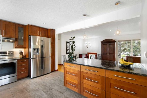 10811 Maplecrest Road Se, Calgary, AB - Indoor Photo Showing Kitchen