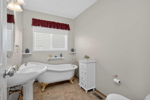 112 Prestwick Point Se, Calgary, AB - Indoor Photo Showing Bathroom