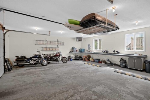 112 Prestwick Point Se, Calgary, AB - Indoor Photo Showing Garage
