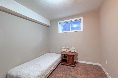 247 Pantego Way Nw, Calgary, AB - Indoor Photo Showing Bedroom