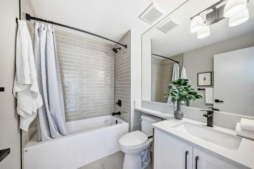 1115 Lake Wapta Road Se, Calgary, AB - Indoor Photo Showing Bathroom
