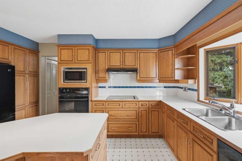 404 Canterbury Drive Sw, Calgary, AB - Indoor Photo Showing Kitchen With Double Sink