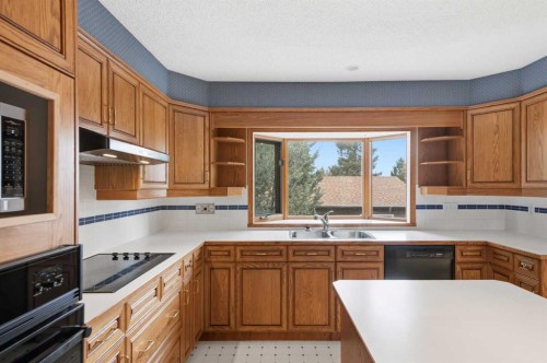 404 Canterbury Drive Sw, Calgary, AB - Indoor Photo Showing Kitchen With Double Sink