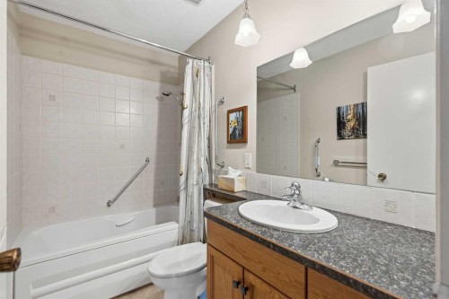 404 Canterbury Drive Sw, Calgary, AB - Indoor Photo Showing Bathroom