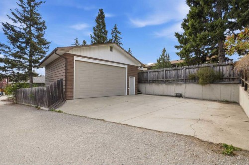 404 Canterbury Drive Sw, Calgary, AB - Outdoor