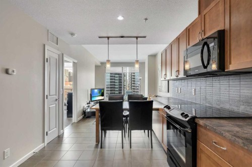 904-211 13 Avenue Se, Calgary, AB - Indoor Photo Showing Kitchen With Upgraded Kitchen