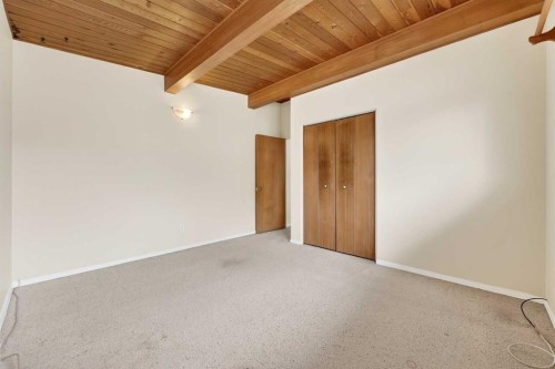 920 87 Avenue Sw, Calgary, AB - Indoor Photo Showing Other Room