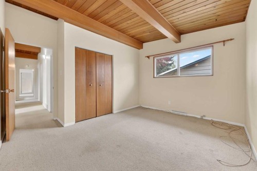920 87 Avenue Sw, Calgary, AB - Indoor Photo Showing Other Room
