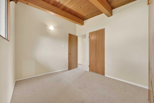 920 87 Avenue Sw, Calgary, AB - Indoor Photo Showing Other Room