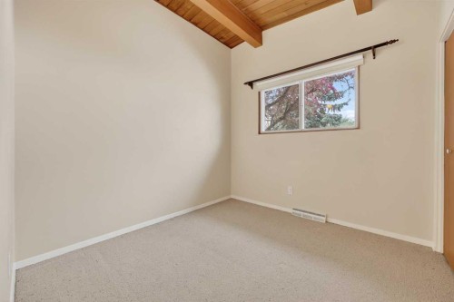 920 87 Avenue Sw, Calgary, AB - Indoor Photo Showing Other Room