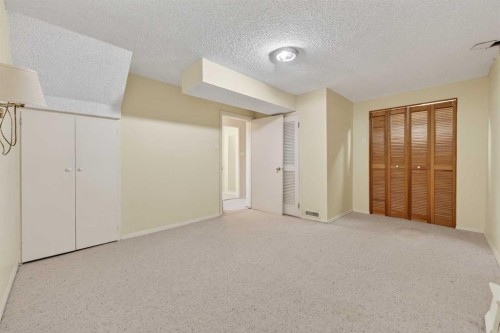 920 87 Avenue Sw, Calgary, AB - Indoor Photo Showing Other Room