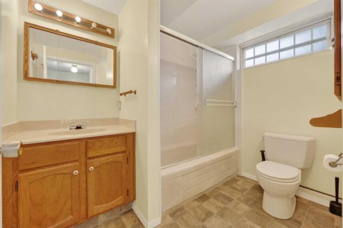920 87 Avenue Sw, Calgary, AB - Indoor Photo Showing Bathroom