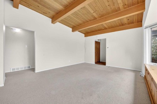 920 87 Avenue Sw, Calgary, AB - Indoor Photo Showing Other Room