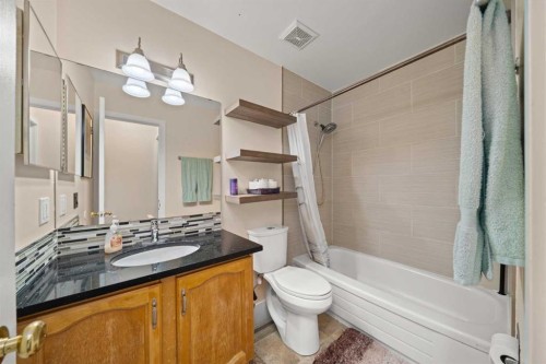 75 Bedford Drive Ne, Calgary, AB - Indoor Photo Showing Bathroom